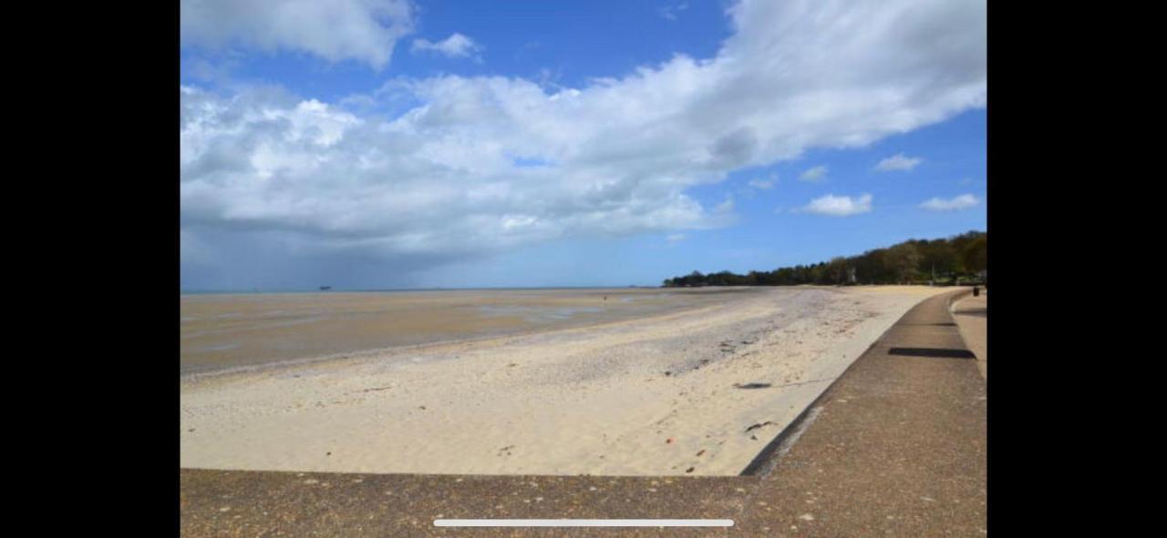 Wight On The Beach, Sleeps 4, Free Off Road Parking, Balcony With Sea Views Ryde  Exterior foto